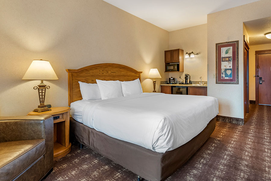 OR421nk3 guest room with one king bed and wet bar